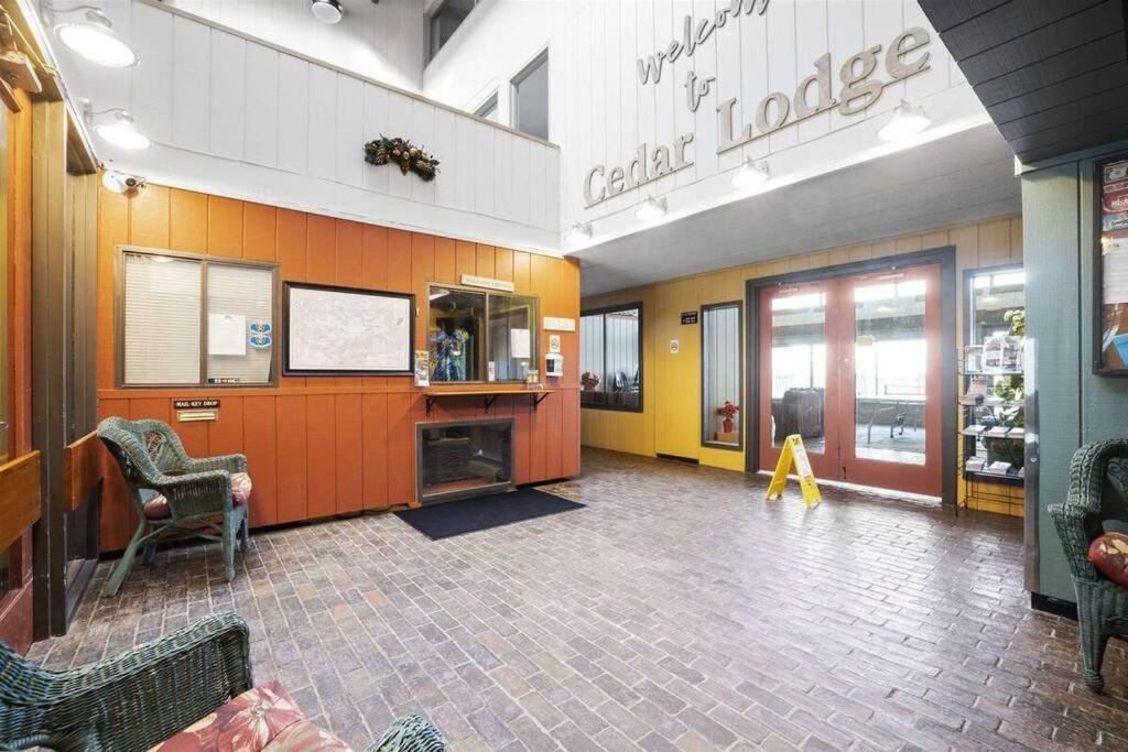 Cute Lower Level Cedar Lodge Room With Balcony & Lake Views! Laconia Eksteriør bilde