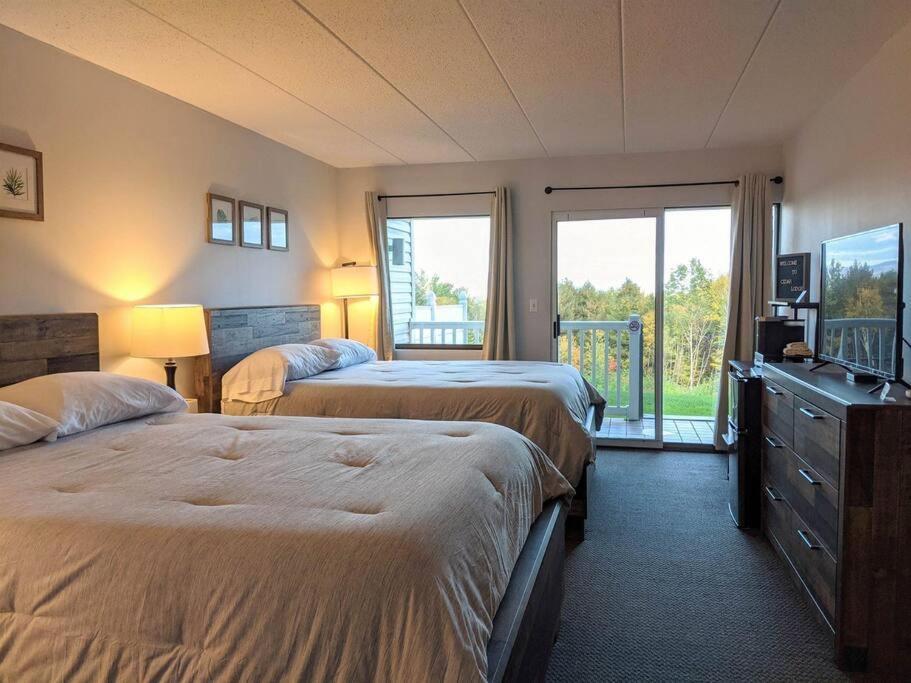 Cute Lower Level Cedar Lodge Room With Balcony & Lake Views! Laconia Eksteriør bilde